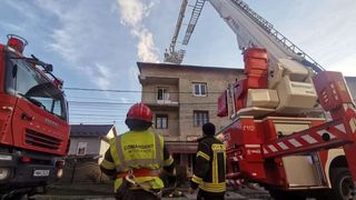 Acoperișul unui bloc a luat foc. Opt persoane au fost evacuate