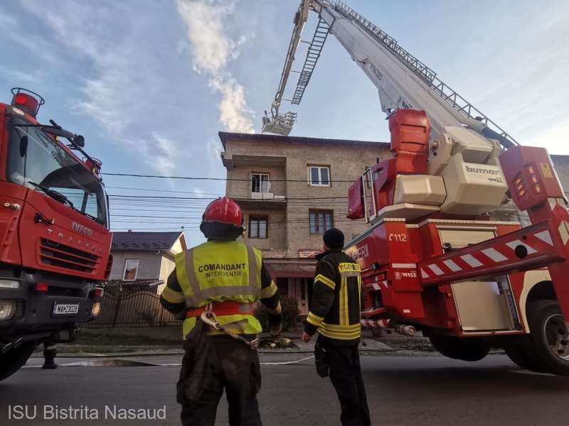 Acoperișul unui bloc a luat foc. Opt persoane au fost evacuate