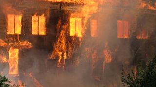 Acoperișul unui bloc a luat foc. Opt persoane au fost evacuate