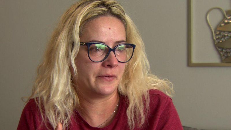 O familie de români din Irlanda de Nord trăiește un adevărat coșmar. Mai mulți adolescenţi au aruncat cu pietre şi dovleci spre locuința lor