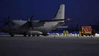Patru bolnavi infectați cu SARS-CoV-2, aflaţi în stare gravă, transferaţi în Italia cu o aeronavă a MApN