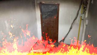 VIDEO | Orbit de gelozie şi furios că l-a părăsit soţia, un bărbat a incendiat apartamentul în care femeia locuieşte cu cele două fetiţe pe care le au împreună