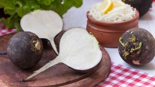 Ridiche neagră cu miere: Reţeta care susţine sistemul imunitar pe timp de iarnă