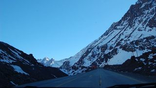 Strat consistent de zăpadă și temperaturi scăzute la altitudini mari. Ce recomandă salvamontiștii din Brașov