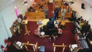 Povestea preotului care a devenit erou după ce un individ înarmat a scos pistolul în biserică. Acesta a salvat situația într-un mod neașteptat