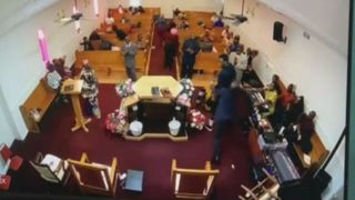 Povestea preotului care a devenit erou după ce un individ &icirc;narmat a scos pistolul &icirc;n biserică. Acesta a salvat situația &icirc;ntr-un mod neașteptat