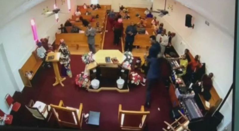 Povestea preotului care a devenit erou după ce un individ înarmat a scos pistolul în biserică. Acesta a salvat situația într-un mod neașteptat