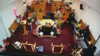 Povestea preotului care a devenit erou după ce un individ &icirc;narmat a scos pistolul &icirc;n biserică. Acesta a salvat situația &icirc;ntr-un mod neașteptat