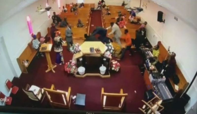 Povestea preotului care a devenit erou după ce un individ înarmat a scos pistolul în biserică. Acesta a salvat situația într-un mod neașteptat