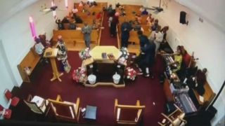 Povestea preotului care a devenit erou după ce un individ &icirc;narmat a scos pistolul &icirc;n biserică. Acesta a salvat situația &icirc;ntr-un mod neașteptat