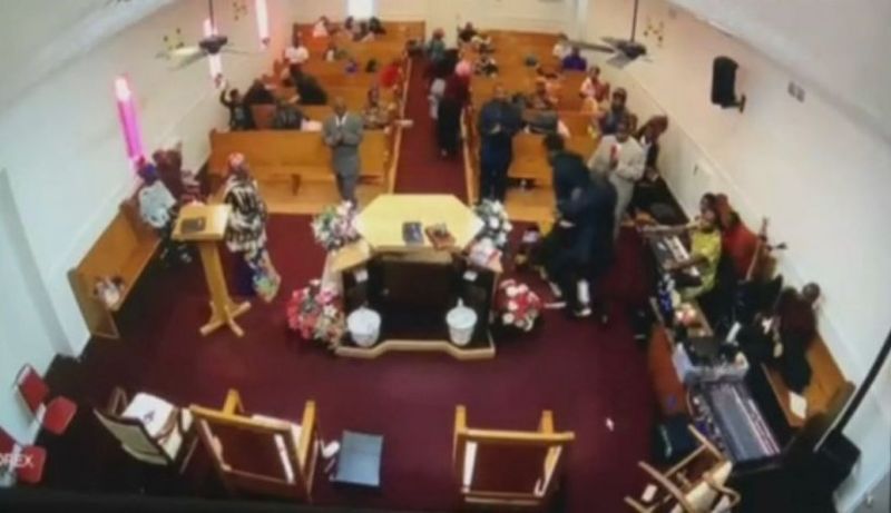 Povestea preotului care a devenit erou după ce un individ înarmat a scos pistolul în biserică. Acesta a salvat situația într-un mod neașteptat