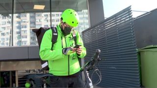 VIDEO | Antreprenorii au profitat de lenea românilor și au pornit o afacere care livrează alimente în cel mult 10 minute