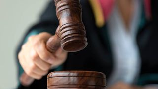 Primarul comunei prahovene Ciorani este suspectat că ar fi furat mii de buletine de vot. A fost plasat în arest la domiciliu