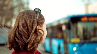 Eveniment tragic într-o stație de autobuz din Capitală. Un bărbat a murit sub ochii soţiei