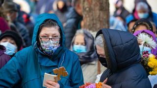 Pelerinaj de Sfântul Mina, în pandemie. Sute de oameni la coadă la moaștele sfântului, în București