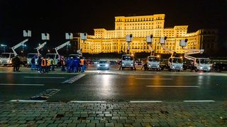 A început montarea primelor luminițe de Crăciun în Capitală