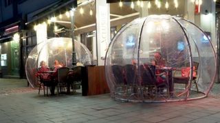 VIDEO | Amenajarea igluurilor la terase, soluția găsită de patroni pentru a primi cât mai mulți clienți în pandemie