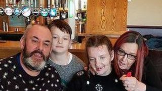 isi-petrece-craciunul-mai-devreme-cu-fiul-pentru-ca-moare