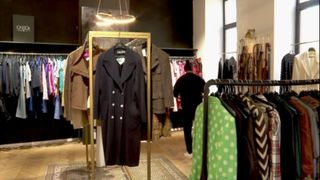 VIDEO | Sacul lui Moș Crăciun va veni anul acesta cu haine și bijuterii de la second hand