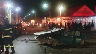 Mașină ruptă în două într-un accident produs de un șofer băut. Un băiețel de 5 ani, printre răniți