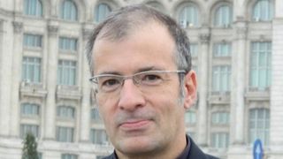 A murit jurnalistul român Dragoș Dumitriu, după o lună de  spitalizare COVID-19