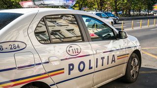 O tânără mamă a născut și și-a abandonat copilul în grădină. Bebelușul a murit