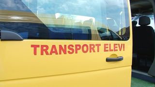 A fost activat Planul roșu de intervenție, după ce un microbuz școlar și un autoturism au intrat în coliziune