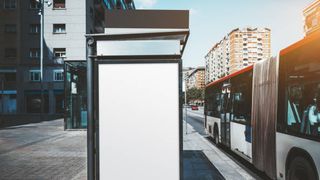 Teroare în autobuz. Un individ beat a amenințat oamenii cu briceagul