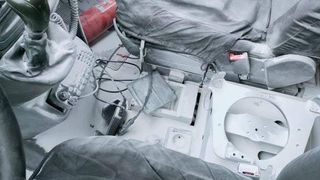 O ambulanță a luat foc în mers. Un pompier care mergea spre casă a văzut fumul și a intervenit