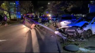 Accident în lanț provocat de un tânăr în Capitală. Două persoane au fost rănite