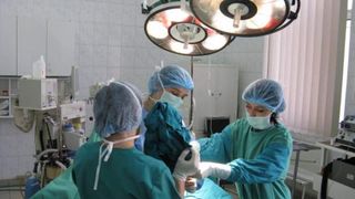 bărbatul din deva operat pe partea greșită a capului