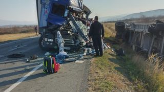 Accident grav pe centura ocolitoare a municipiului Caransebeș. Patru TIR-uri s-au ciocnit