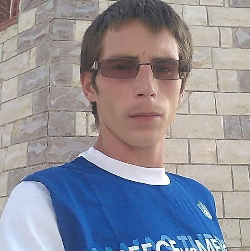 Doi copii de la un centru de plasament au fost abuzați si sechestrați în casă de un pedofil. Minorii au fost scoși pe geam de către pompieri