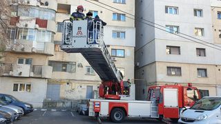 Doi copii de la un centru de plasament au fost abuzați si sechestrați în casă de un pedofil. Minorii au fost scoși pe geam de către pompieri