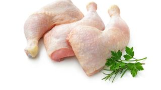 Alertă alimentară în România: 60 de tone de carne de pui infestate cu Salmonella au fost descoperite în magazinele din toată ţara