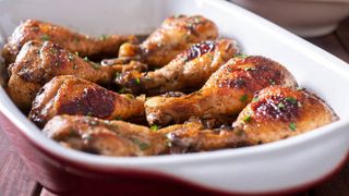 Alertă alimentară în România: 60 de tone de carne de pui infestate cu Salmonella au fost descoperite în magazinele din toată ţara