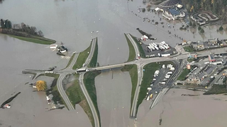 Un mort, doi dispăruți și alte mii de persoane, evacute din inundațiile din vestul Canadei