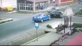 VIDEO | Momentul în care trei mașini se izbesc violent într-o intersecție. O femeie a murit