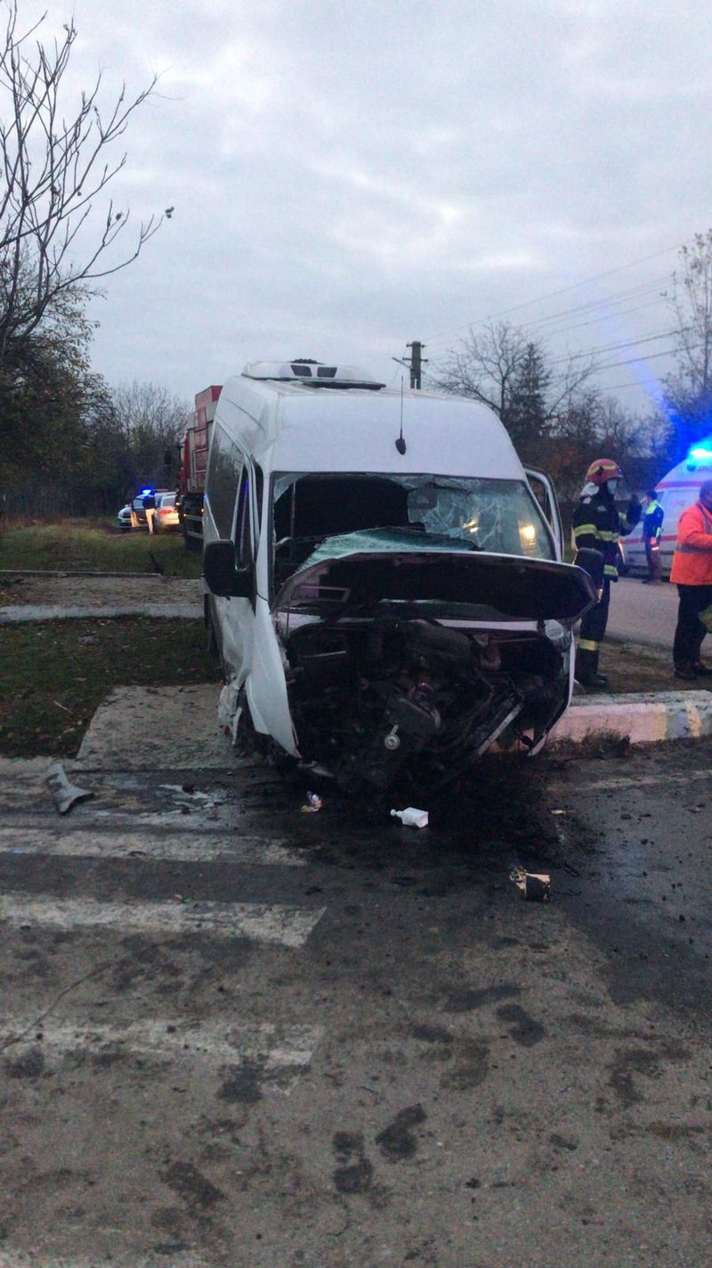 Accident grav în județul Olt. Un microbuz a intrat cu viteză într-un cap de pod