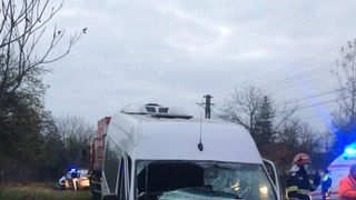 Accident grav &icirc;n județul Olt. Un microbuz a intrat cu viteză &icirc;ntr-un cap de pod