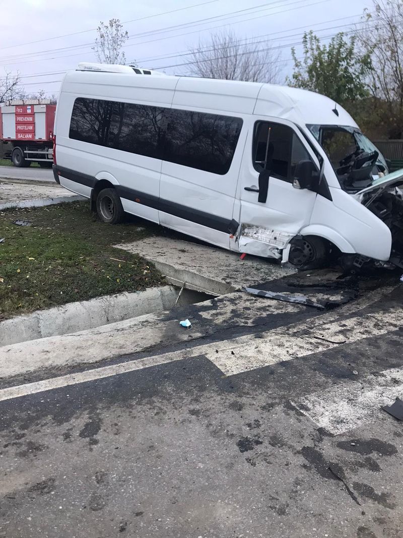 Accident grav în județul Olt. Un microbuz a intrat cu viteză într-un cap de pod