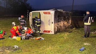 Plan Roșu de intervenție &icirc;n Bistrița-Năsăud. 13 persoane au fost rănite după ce o cisternă cu motorină s-a izbit de un autocar cu pasageri