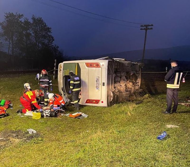Plan Roșu de intervenție în Bistrița-Năsăud. 13 persoane au fost rănite după ce o cisternă cu motorină s-a izbit de un autocar cu pasageri