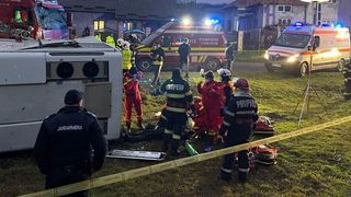 Plan Roșu de intervenție &icirc;n Bistrița-Năsăud. 13 persoane au fost rănite după ce o cisternă cu motorină s-a izbit de un autocar cu pasageri