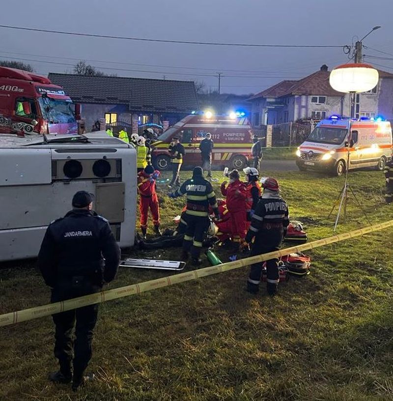 Plan Roșu de intervenție în Bistrița-Năsăud. 13 persoane au fost rănite după ce o cisternă cu motorină s-a izbit de un autocar cu pasageri