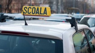 elev bătut &icirc;n timpul orelor de condus