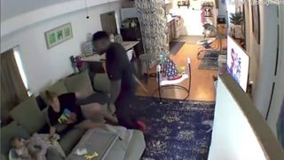 VIDEO | Imagini şocante vin din America, acolo unde un fost fotbalist îşi bate fosta iubită chiar în faţa copilului lor de numai 5 luni