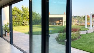 Pergolelele retractabile, soluția ideală pentru acoperirea terasei