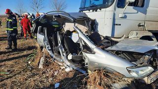 Sf&acirc;rșit tragic pentru un tată și cei doi copii ai său. Și-au pierdut viața &icirc;ntr-un accident teribil la Filipești, după ce au fost spulberați de camion