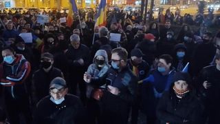 Protest de amploare la Ploiești. Zeci de persoane au ieşit să -și spună nemulțumirile faţă de restricţiile impuse în contextul pandemiei